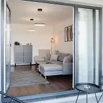 B&v 55 Qualis - Elegant With Parking Апартаменти