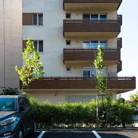 B&v 55 Qualis - Elegant With Parking Braşov